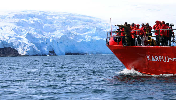 Das Forschungsschiff "Karpuj" in der Antarktis.