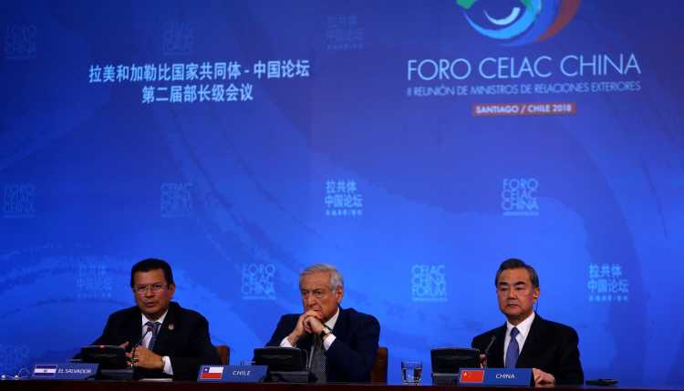 Chinese Foreign Minister Wang Yi, Chilean Foreign Minister Heraldo Munoz and Foreign Minister of El Salvador Hugo Martinez attend a press conference in Santiago, Chile, Jan. 22, 2018.