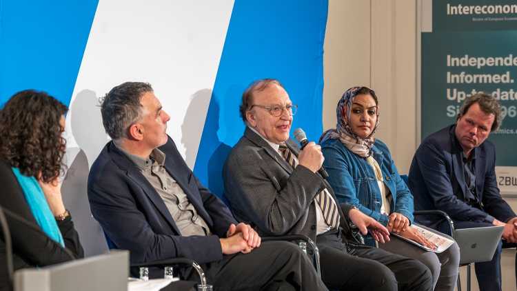 Picture of Speakers present at the event. From left to right: Prof. Dr. Nadje Al-Ali, Christoph Reuter, Bernd Erbel, Dr. Ula Abd Al Khalel Merie, and Prof. Dr. Eckart Woertz