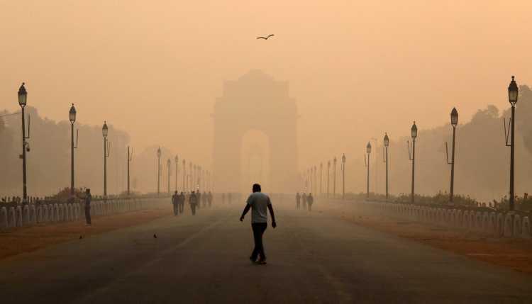 Eine Straße in Neu-Delhi im Smognebel.