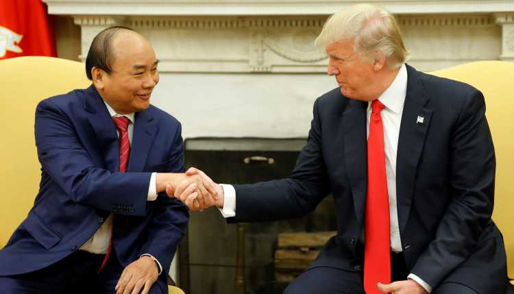 Vietnam's Prime Minister Nguyen Xuan Phuc and US President Trump at the APEC Forum 2017.