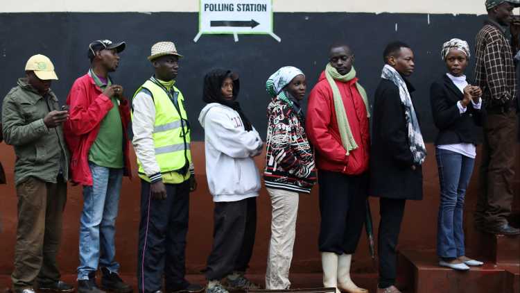 Menschen stehen Schlange, um ihre Stimme in einem Wahllokal während einer Wiederholung der Präsidentschaftswahlen in Gatundu, Kenia, abzugeben
