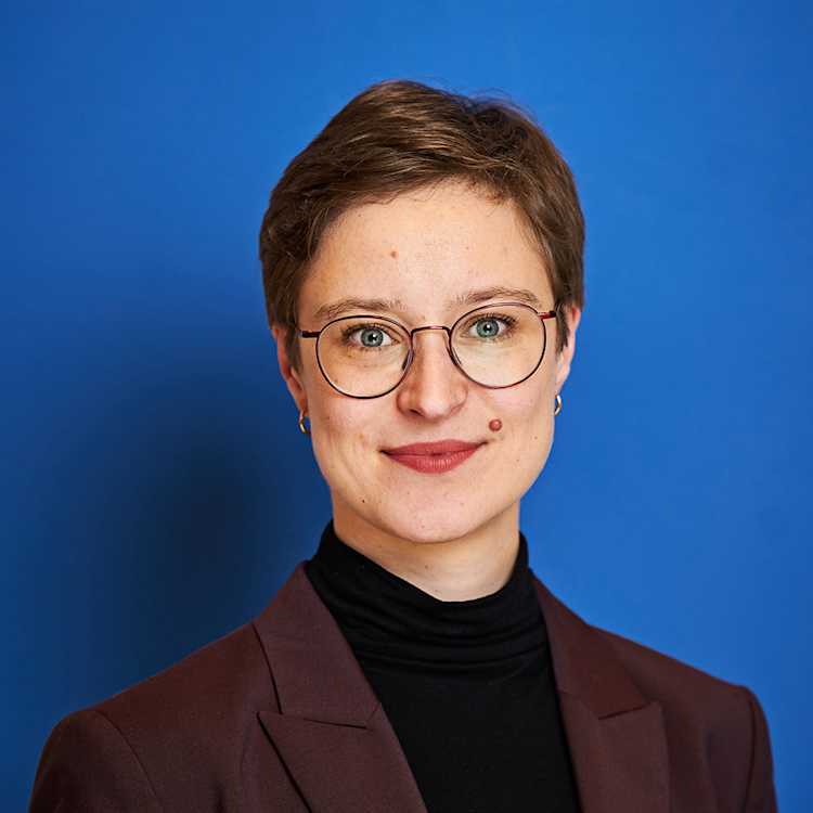 Dr. Julia Gurol-Haller