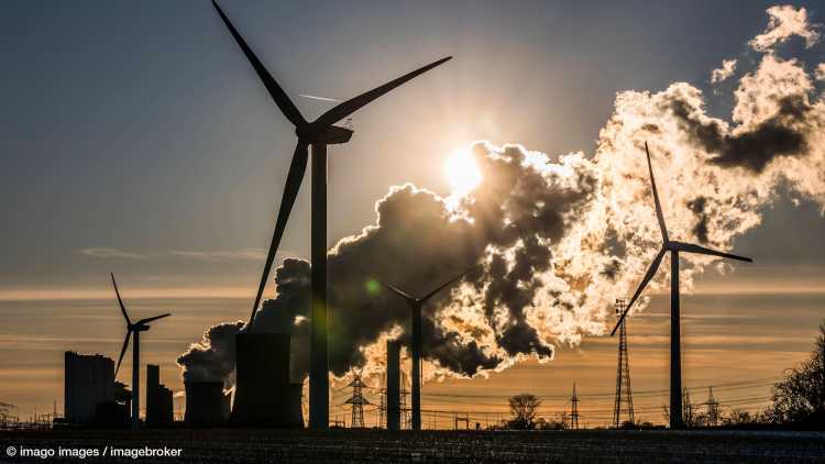 Windkrafträder und Kohlekraftwerk, Energiewende, erneuerbare und fossile Energie, Niederaußem, Nordrhein-Westfalen, Deutschland.