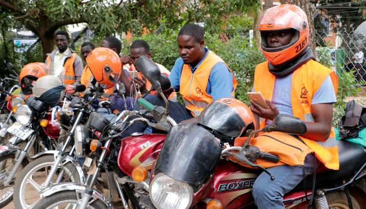 Motorradtaxifahrer in Uganda warten auf Fahrgäste.