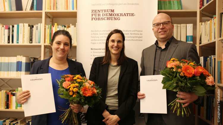 Prof. Dr Sarah Engler, Director of the Institute of Political Science at Leuphana University of Lüneburg (centre) presents Prof. Dr Miriam Prys-Hansen (left) and Prof. Dr Thomas Richter (right) with their certificates of appointment.