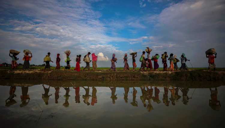 Rohingya Flüchtlinge fliehen aus Myanmar nach Bangladesch