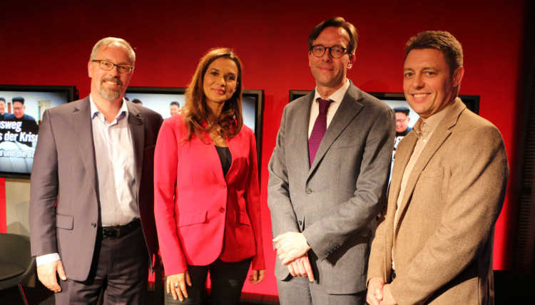 From left: Martin Ganslmeier, Julia-Niharika Sen, Prof. Dr. Patrick Köllner, Uwe Schwering