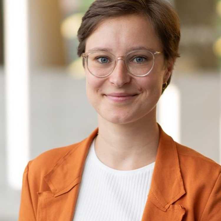 Dr. Julia Gurol-Haller